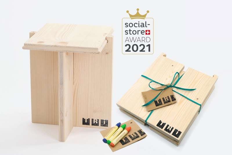 Der ideale Hocker für kleine Entdeckerinnen und Entdecker. Der TRI-Hocker besteht aus 3 Teilen. Einfach zusammenstecken und fertig. 