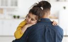 Ängste bei Kindern: Vater umarmt Tochter