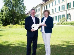 Sepp Müller übergibt den UPD-Schlüssel an Barbara Schunk 