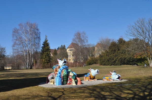 Skulptur beim Hauptstandort der UPD